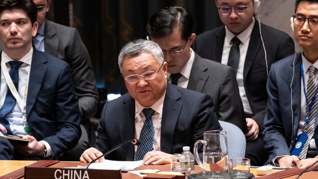 El representante permanente chino ante la ONU, Fu Cong, sentado en una mesa junto a otras delegaciones en la ONU.
