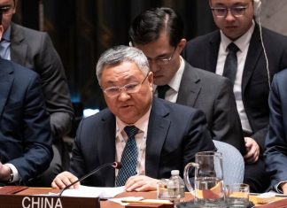 China exige frenar ofensiva en Gaza y garantizar ayuda humanitaria El representante permanente chino ante la ONU, Fu Cong, sentado en una mesa junto a otras delegaciones en la ONU.