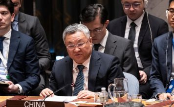 China exige frenar ofensiva en Gaza y garantizar ayuda humanitaria El representante permanente chino ante la ONU, Fu Cong, sentado en una mesa junto a otras delegaciones en la ONU.