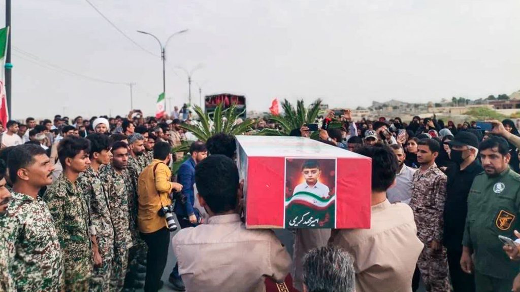 Funeral de víctimas del ataque estadounidense contra una boda en Kuhestak, Irán.