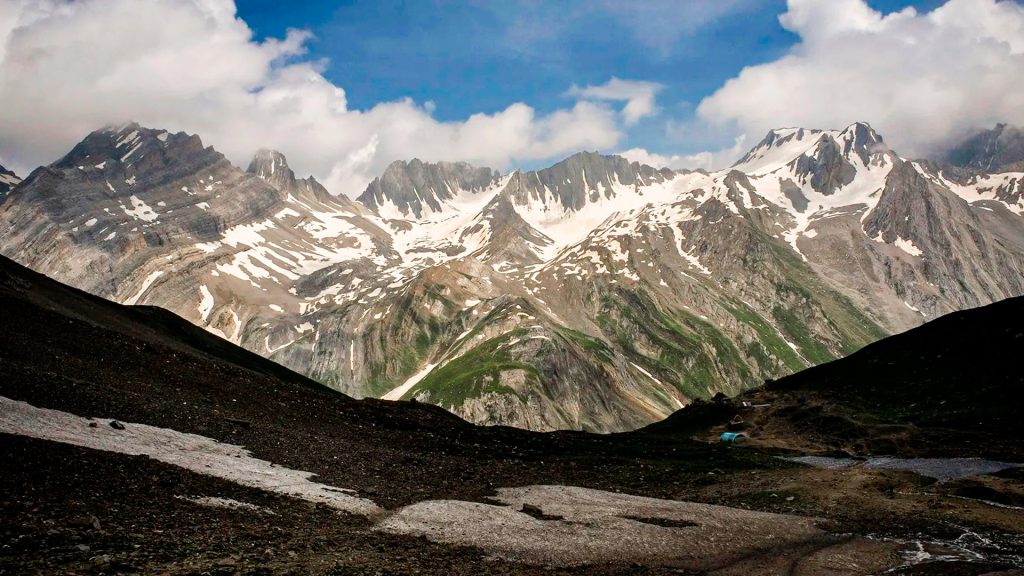 Glaciares y montañas nevadas del Himalaya en Cachemira.