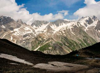 Himalaya se calienta al doble del promedio mundial y multiplica el riesgo de desastres Glaciares y montañas nevadas del Himalaya en Cachemira.