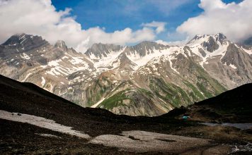 Himalaya se calienta al doble del promedio mundial y multiplica el riesgo de desastres Glaciares y montañas nevadas del Himalaya en Cachemira.