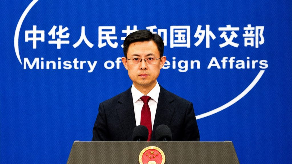 Guo Jiakun, portavoz de la Cancillería china, habla durante una conferencia de prensa.