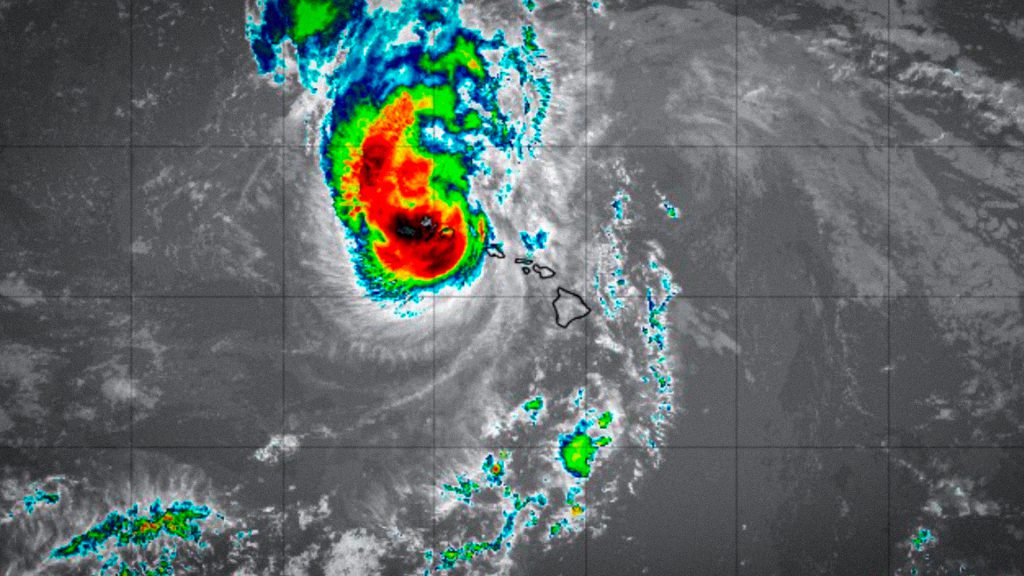 Imagen satelital del huracán Lowell, categoría 2, sobre Hawái.