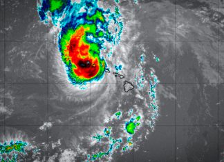 Huracán Lowell golpea Hawái con inundaciones y fuertes vientos Imagen satelital del huracán Lowell, categoría 2, sobre Hawái.