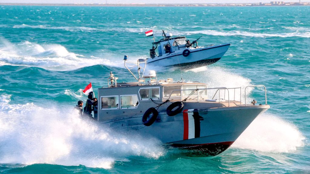 Embarcaciones armadas navegan frente a la costa de Yemen en aguas del mar Rojo.