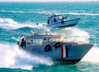 Hutíes asfixian la salida petrolera de Arabia Saudita Embarcaciones armadas navegan frente a la costa de Yemen en aguas del mar Rojo.