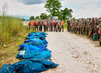 Nepal realiza entierros masivos de víctimas sin identificar Soldados permanecen junto a cuerpos cubiertos tras una inundación en Chitwan, Nepal.