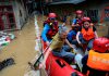 Inundaciones en Fujian dejan ríos desbordados y más de 83.000 evacuados en China Rescatistas evacúan a un adulto mayor durante inundaciones en Fujian, China