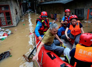 Inundaciones en Fujian dejan ríos desbordados y más de 83.000 evacuados en China Rescatistas evacúan a un adulto mayor durante inundaciones en Fujian, China