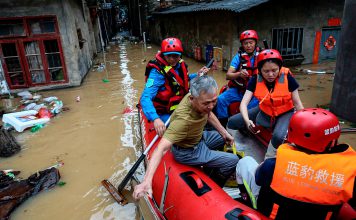 Inundaciones en Fujian dejan ríos desbordados y más de 83.000 evacuados en China Rescatistas evacúan a un adulto mayor durante inundaciones en Fujian, China