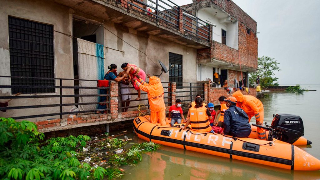Equipos de rescate evacúan a residentes atrapados por inundaciones en India.