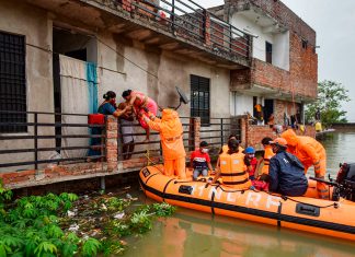 Inundaciones golpean India y obligan a evacuar a miles Equipos de rescate evacúan a residentes atrapados por inundaciones en India.