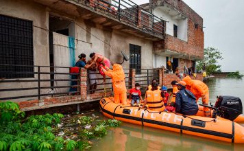 Inundaciones golpean India y obligan a evacuar a miles Equipos de rescate evacúan a residentes atrapados por inundaciones en India.