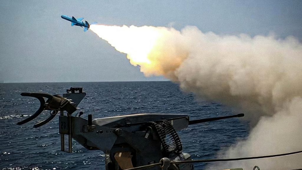 Lanzamiento de un misil desde un buque de guerra sobre el mar.