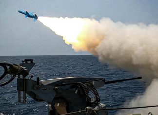 Irán demuestra poder militar con la prueba de misil antibuque Lanzamiento de un misil desde un buque de guerra sobre el mar.
