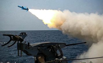 Irán demuestra poder militar con la prueba de misil antibuque Lanzamiento de un misil desde un buque de guerra sobre el mar.