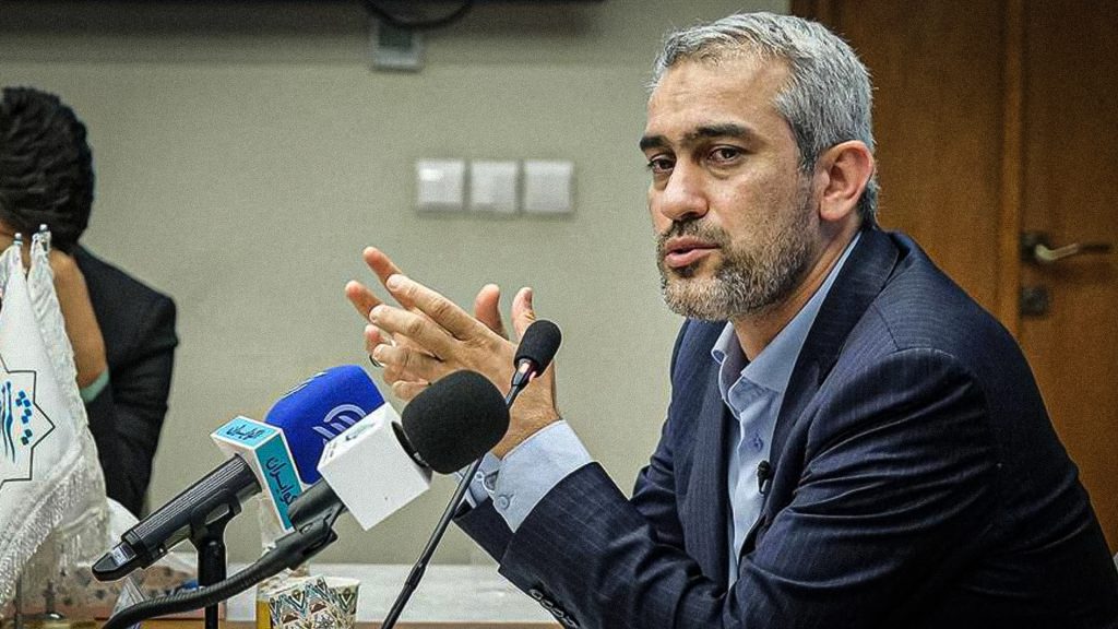 Ministro de Finanzas de Irán, Seyed Ali Madanizade, durante una conferencia ante medios de comunicación.