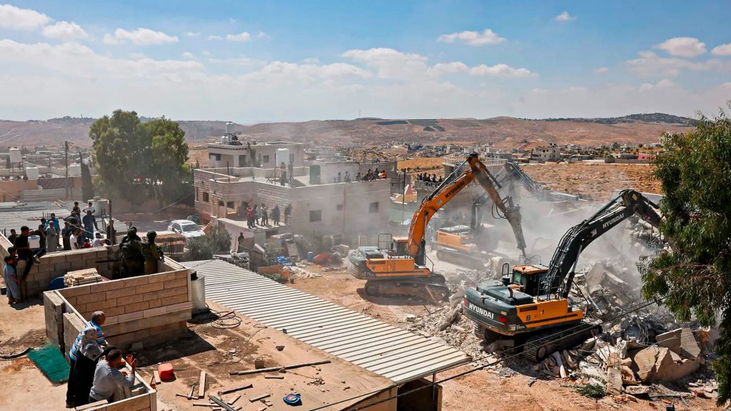 Excavadoras israelíes demuelen una vivienda palestina en Cisjordania