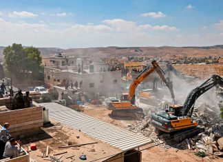 Israel amenaza a Reino Unido por posibles sanciones a asentamientos ilegales Excavadoras israelíes demuelen una vivienda palestina en Cisjordania