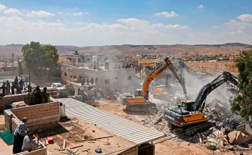 Israel amenaza a Reino Unido por posibles sanciones a asentamientos ilegales Excavadoras israelíes demuelen una vivienda palestina en Cisjordania