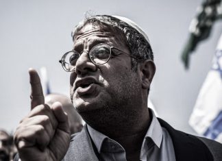 Ben-Gvir: Quiero que los palestinos sientan miedo Itamar Ben-Gvir durante una intervención pública con una bandera de Israel al fondo.