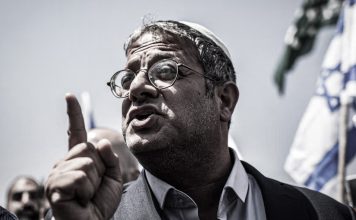 Ben-Gvir: Quiero que los palestinos sientan miedo Itamar Ben-Gvir durante una intervención pública con una bandera de Israel al fondo.