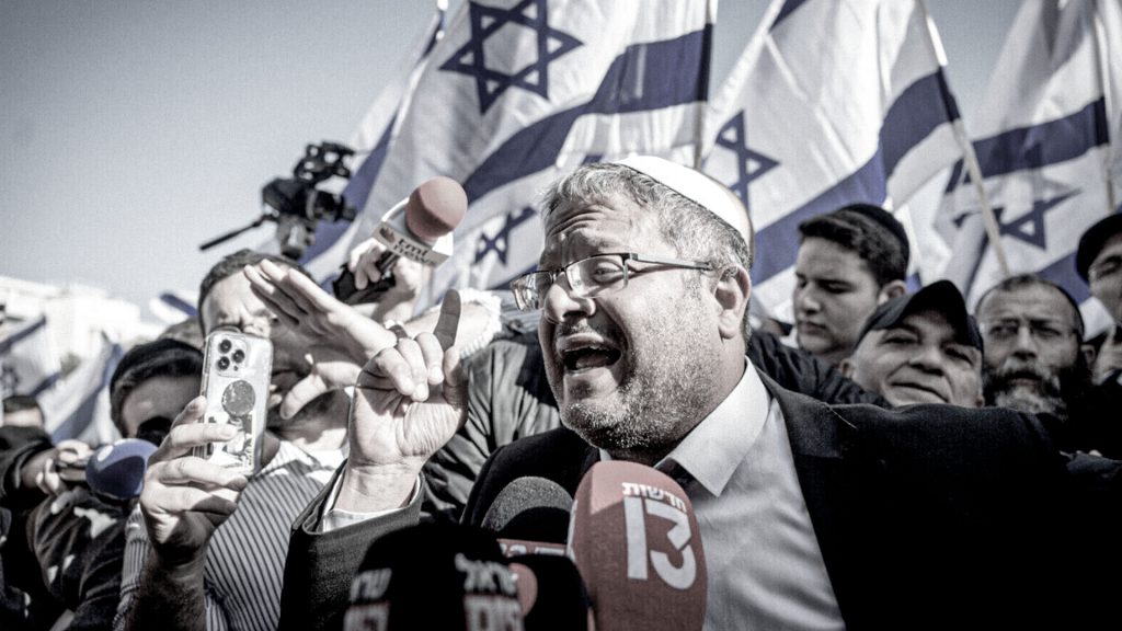 Ministro israelí durante un acto público frente a banderas de Israel.