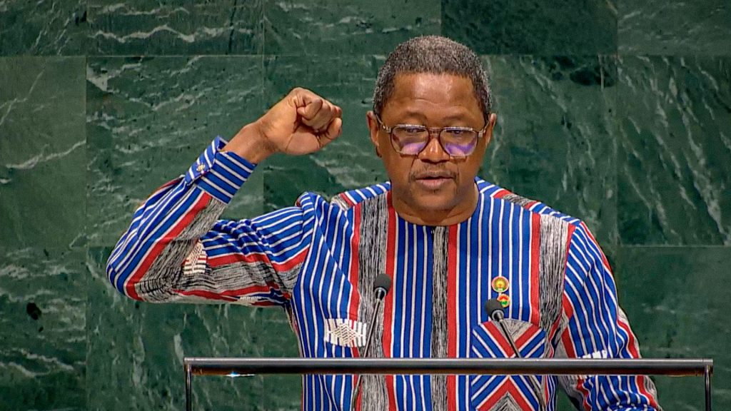 El ministro de Asuntos Exteriores de Burkina Faso, Karamoko Jean Marie Traoré, interviene ante la 81.ª Asamblea General de las Naciones Unidas, en Nueva York.