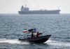 Irán asesta golpe militar a buques estadounidense Lancha militar iraní navega por el Golfo Pérsico junto a un buque.