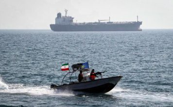 Irán asesta golpe militar a buques estadounidense Lancha militar iraní navega por el Golfo Pérsico junto a un buque.