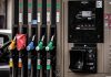 Crisis energética obliga a Francia a pedir combustibles más contaminantes Surtidores de combustible en una gasolinera de Francia