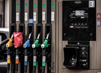 Crisis energética obliga a Francia a pedir combustibles más contaminantes Surtidores de combustible en una gasolinera de Francia