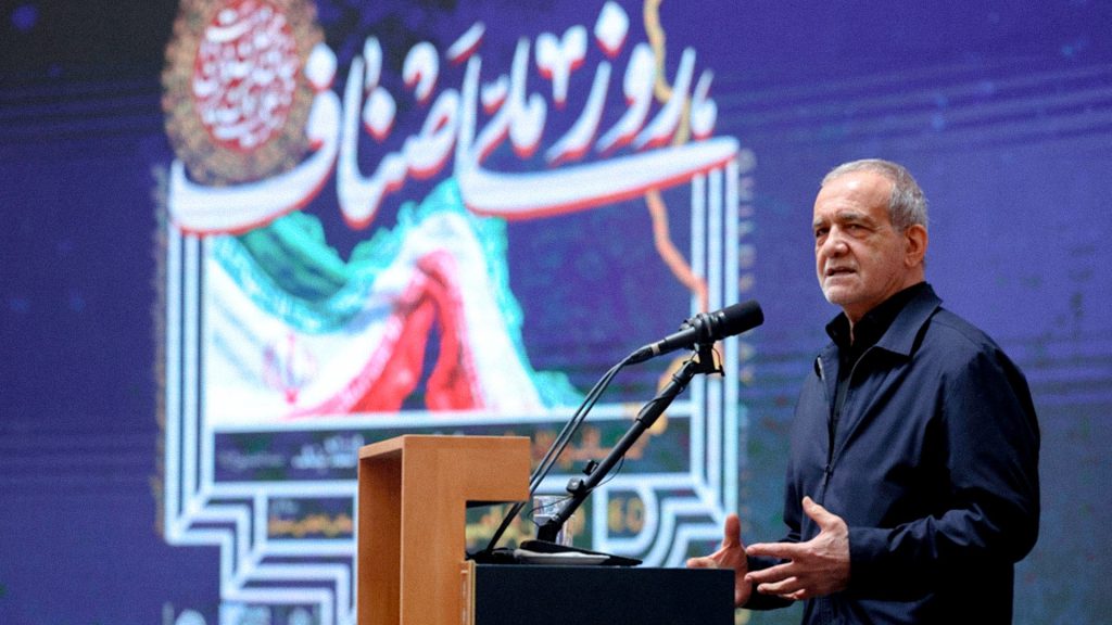 Masud Pezeshkian, presidente de Irán, duante una conferencia de prensa.