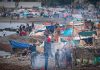 España pierde el rastro de migrantes tras la entrada masiva en Ceuta Migrantes en campamentos improvisados junto a la costa de Ceuta.
