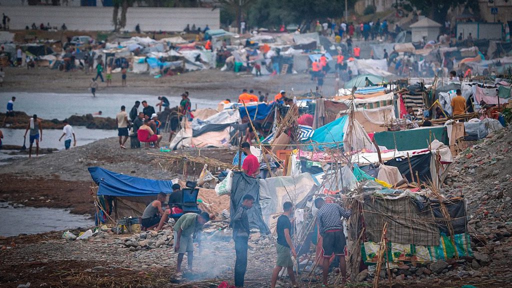 Migrantes en campamentos improvisados junto a la costa de Ceuta.