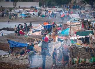 España pierde el rastro de migrantes tras la entrada masiva en Ceuta Migrantes en campamentos improvisados junto a la costa de Ceuta.