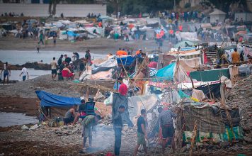 España pierde el rastro de migrantes tras la entrada masiva en Ceuta Migrantes en campamentos improvisados junto a la costa de Ceuta.