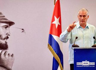 Miguel Díaz-Canel: Cuba jamás volverá a ser colonia de ningún imperio Presidente cubano durante un discurso frente a la bandera de Cuba.