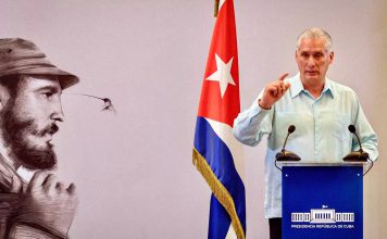 Miguel Díaz-Canel: Cuba jamás volverá a ser colonia de ningún imperio Presidente cubano durante un discurso frente a la bandera de Cuba.