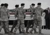Familias de soldados muertos en Kuwait denuncian fallos del Ejército de EEUU Militares estadounidenses trasladan un féretro cubierto con la bandera de Estados Unidos.