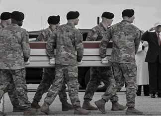 Familias de soldados muertos en Kuwait denuncian fallos del Ejército de EEUU Militares estadounidenses trasladan un féretro cubierto con la bandera de Estados Unidos.