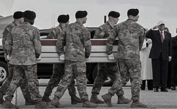 Familias de soldados muertos en Kuwait denuncian fallos del Ejército de EEUU Militares estadounidenses trasladan un féretro cubierto con la bandera de Estados Unidos.