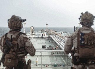 Ataque iraní deja varios militares estadounidenses heridos Marines estadounidenses embarcan en una nave en aguas del golfo de Omán