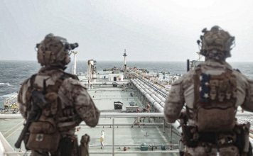 Ataque iraní deja varios militares estadounidenses heridos Marines estadounidenses embarcan en una nave en aguas del golfo de Omán