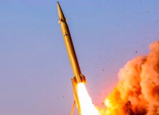 Irán promete golpes devastadores contra Estados Unidos Misil balístico iraní Kheibar despega durante un lanzamiento.