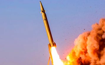 Irán promete golpes devastadores contra Estados Unidos Misil balístico iraní Kheibar despega durante un lanzamiento.