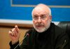 Irán: Estamos preparados para enfrentar guerra híbrida con Estados Unidos Mohammad Baqer Qalibaf interviene ante un micrófono durante una reunión en Irán.