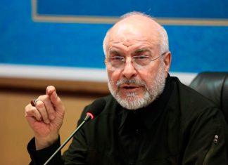 Irán: Estamos preparados para enfrentar guerra híbrida con Estados Unidos Mohammad Baqer Qalibaf interviene ante un micrófono durante una reunión en Irán.